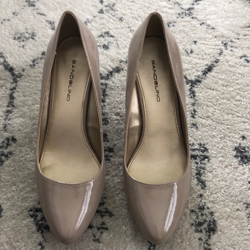 Bandolino taupe pumps.